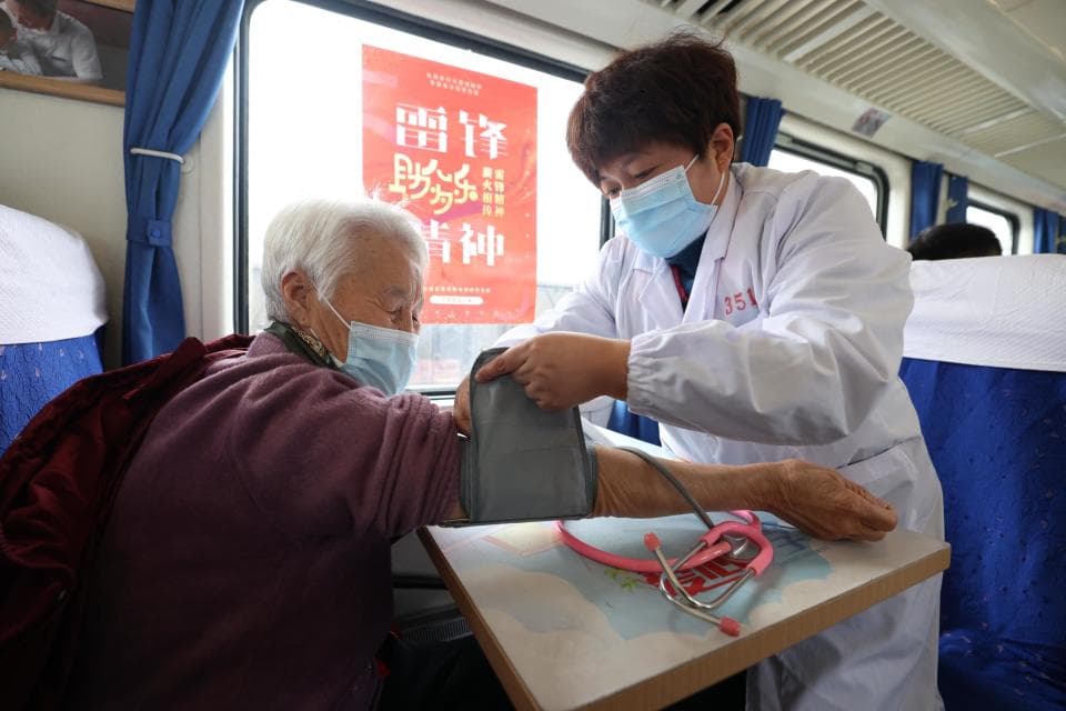 公益慢火车化身流动的“雷锋精神传播站”