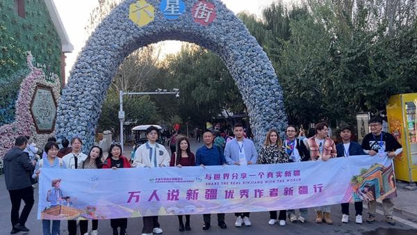 打卡伊宁六星街体验“烟火气”：音乐响起即兴跳舞，游客合唱《苹果香》