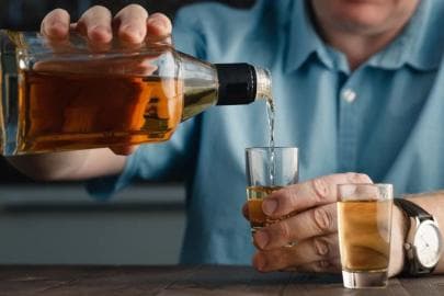 春节聚会莫贪杯 谨防酒精中毒