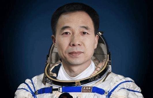中国航天"钉子户"景海鹏：三次飞天进入太空，其贡献不输杨利伟