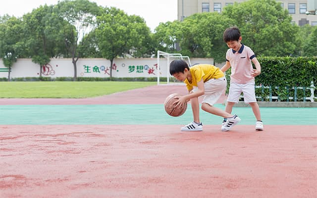 小孩打篮球的好处 孩子学篮球的最佳年龄
