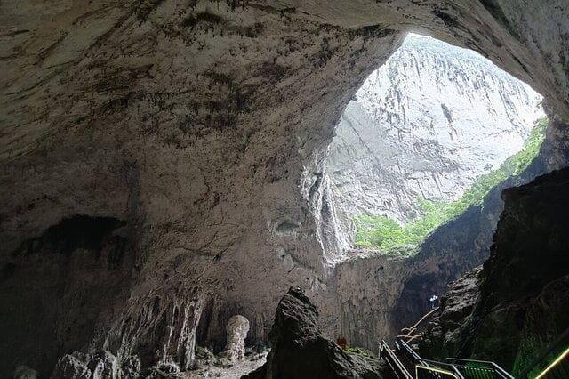 紫云格凸河：每年9月-次年4月现“天神光”奇观