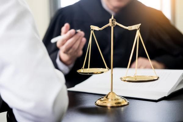跨界法治故事：检察官与律师的较量与协作