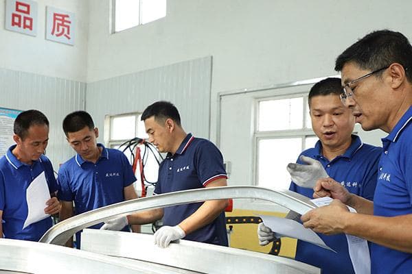 制服设计：功能、文化、审美、材料与工艺的完美融合