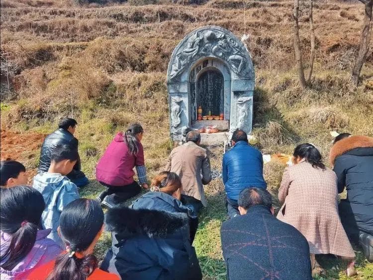 “上坟带4样，子孙辈辈旺”：传统习俗背后的孝道文化