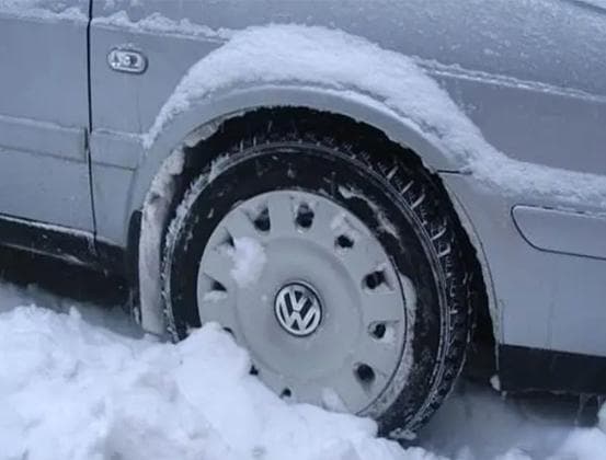 雪地上坡溜车打滑怎么办