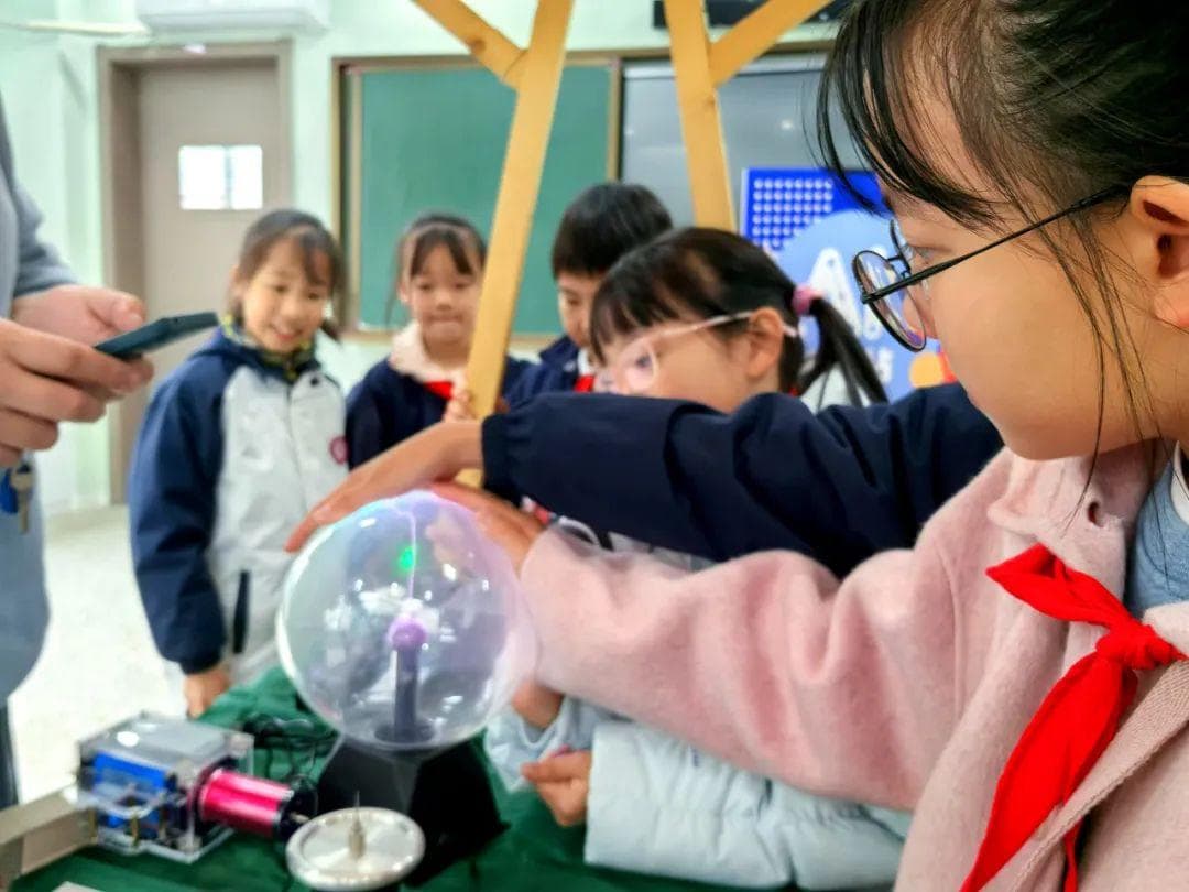 AI绘画、和机器人下棋……松江这所学校为孩子们点亮科技梦