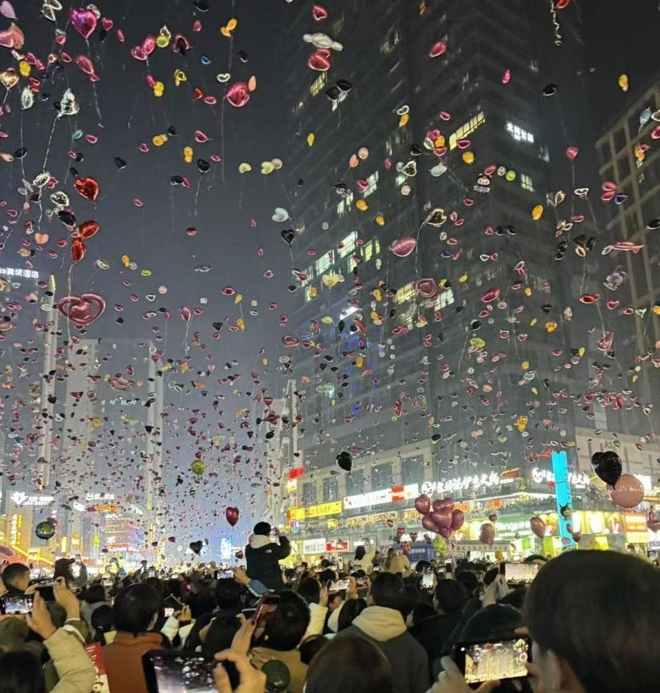 跨年夜放飞气球，小心“惹祸”！化学老师解释