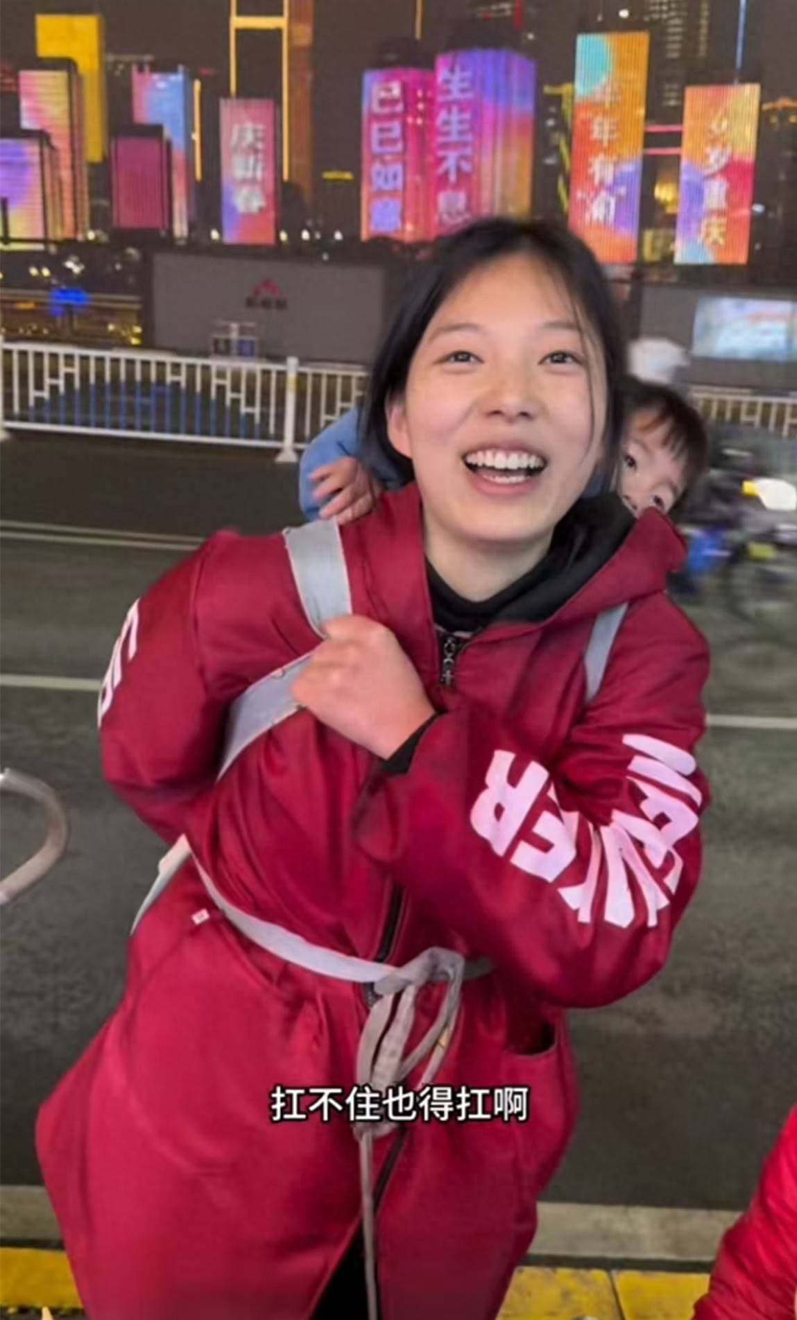 网络热搜下的宝妈：坚强背后的温柔与希望