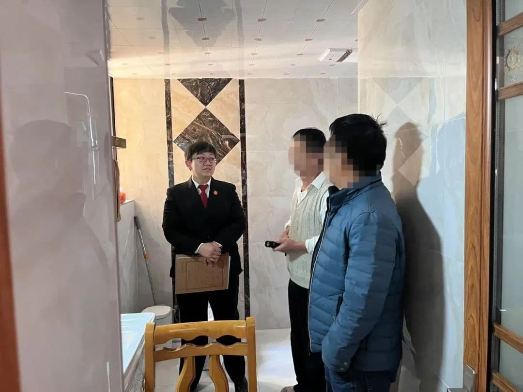 楼上漏水楼下堵心 法官上门调解补“情”
