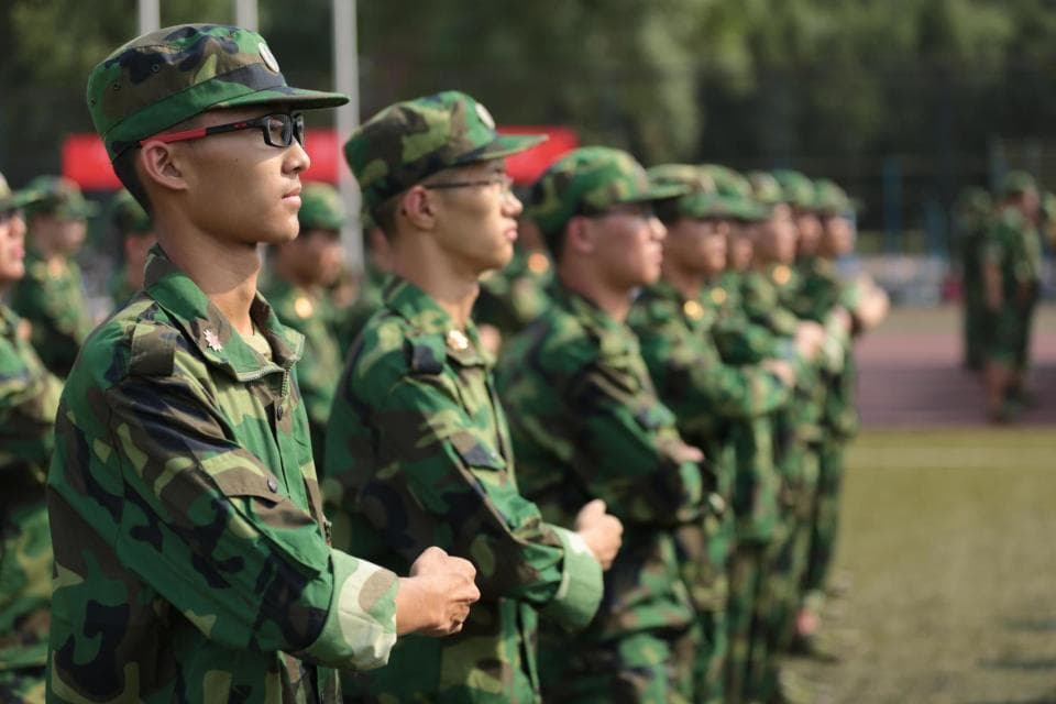 家长质疑学生军训有什么意义，三十七八度天非让孩子们晒太阳！