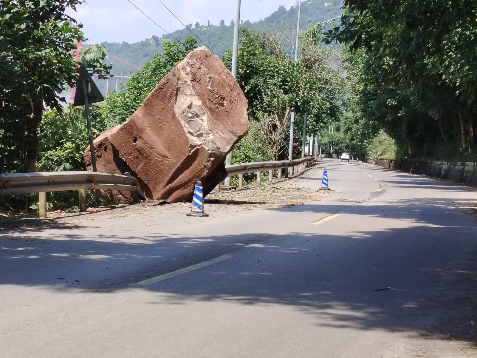 近60吨巨石悬路边  2台大型吊车合力搬移