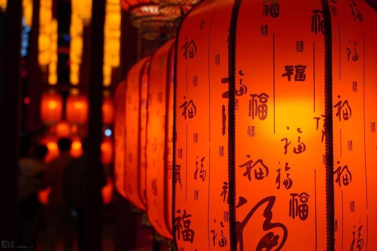 “一笑相逢无别讯，谁家灯虎制来工”说的是哪种传统非遗民俗？