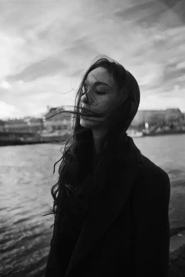 情绪与光影的交织：Marta Bevacqua的人像摄影艺术