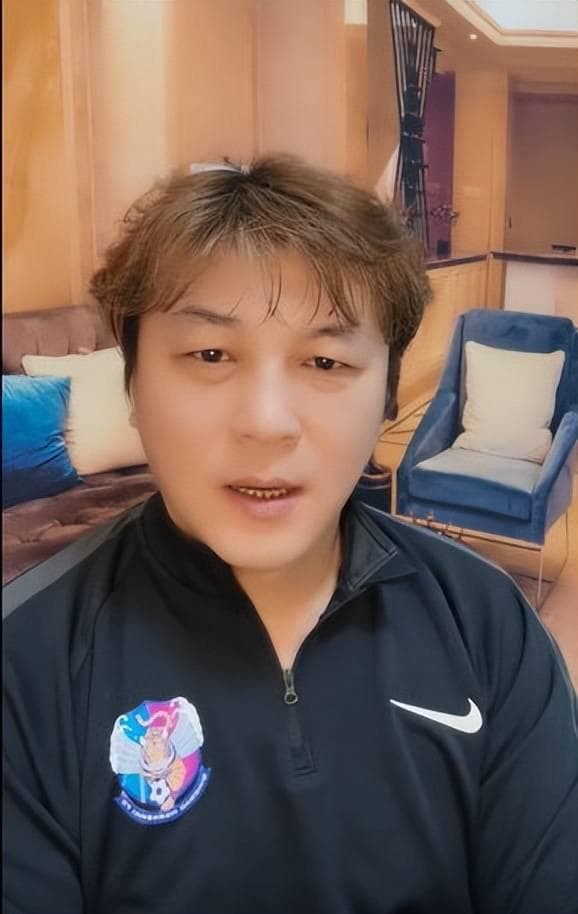 国足名宿张玉宁现状：和空姐离婚，47岁事业有成，独自抚养孩子