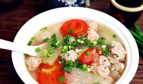 番茄圆子汤的家常做法，丸子筋道，汤鲜味美，简单易做，全家都爱吃