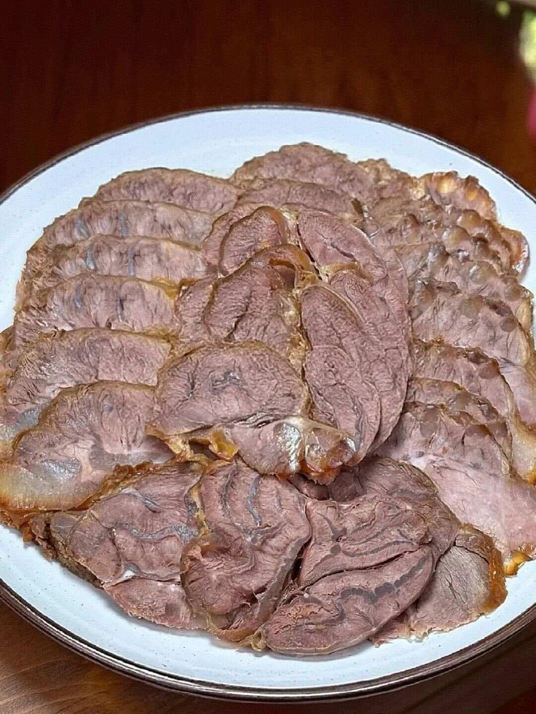 过年在家卤牛肉，牢记这个详细配方，牛肉五香浓郁，怎么切都不散