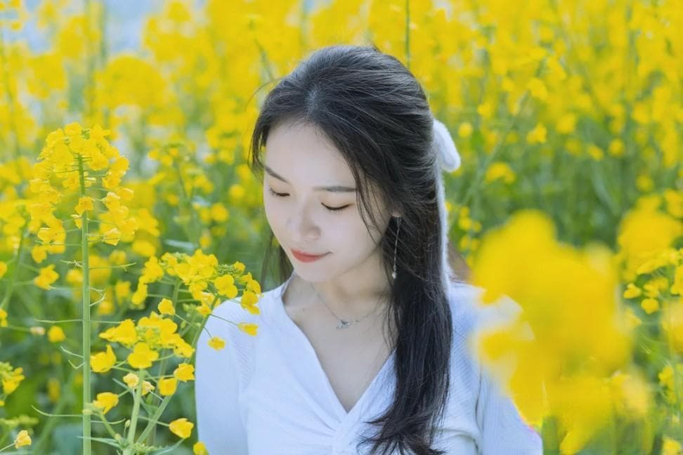 春日里的油菜花人像这么拍就对了，这些技巧你一定不能错过