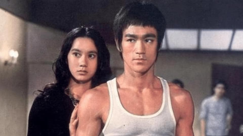 香港影坛最能打的梁小龙，娶小20岁妻子，76岁与网红合照尽显年轻