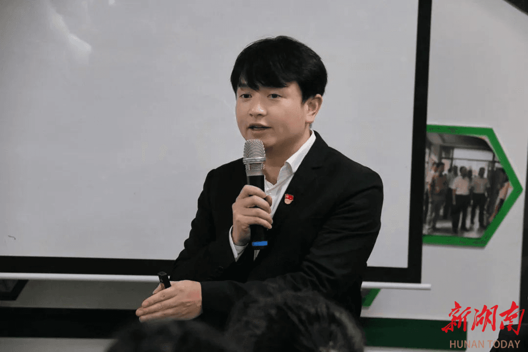 黄荣：在基层奔走的社区书记