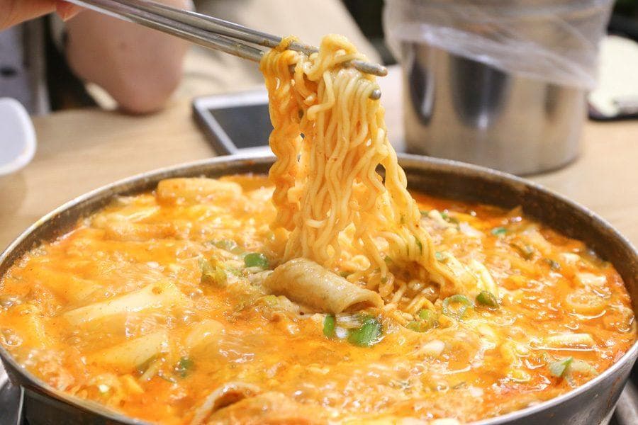 首尔必吃美食Top15：从炸鸡到烤肉，地道韩式料理推荐
