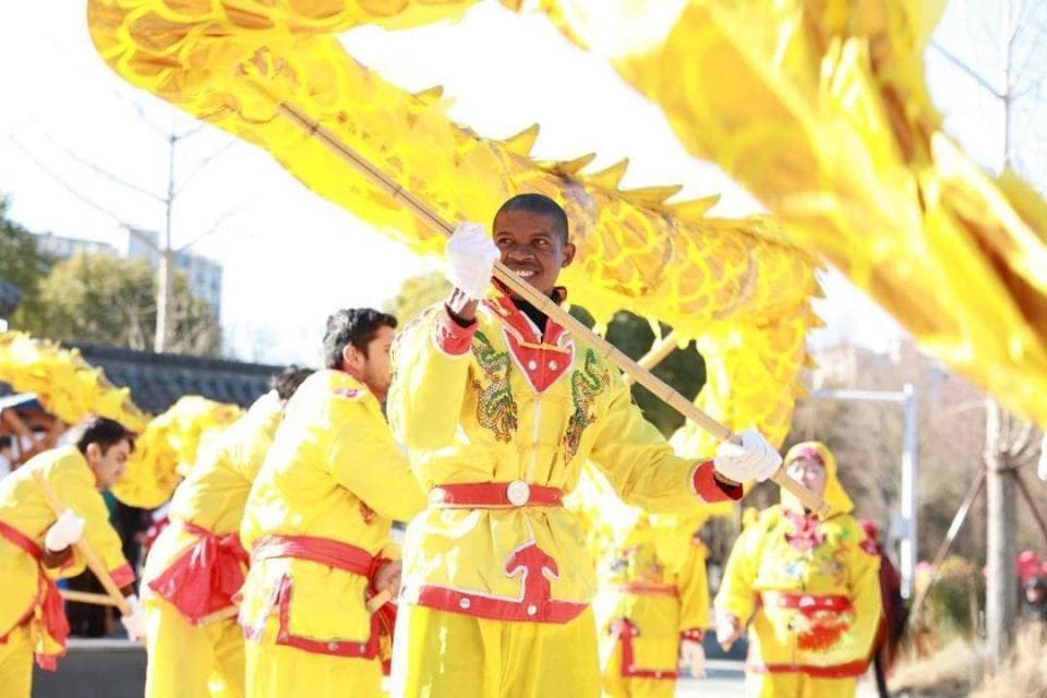 南通市崇川区陈桥街道开展中外文化交流活动：祥蛇舞韵庆新岁，中外共鉴民俗情