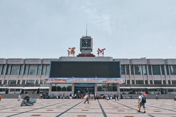 漯河火车站：百年历史的交通枢纽
