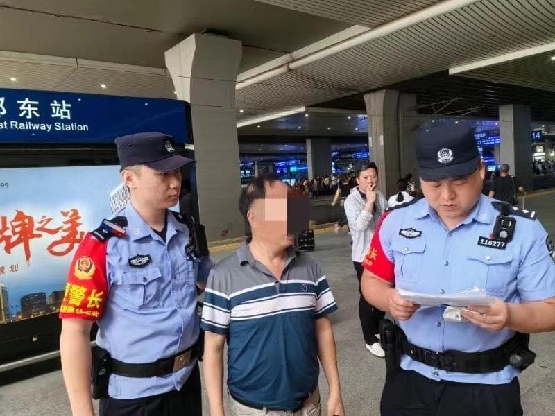 男子高铁上抽根烟致列车降速被民警拘留，与朋友的旅行也泡了汤