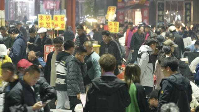 英国社牛揭秘潘家园夜市：奇珍异宝与文化交融之地