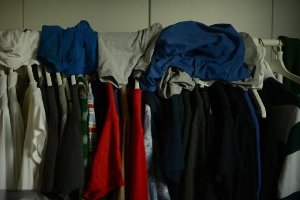 梅雨季，阴干的衣服为什么有股臭味？对人体有害吗？