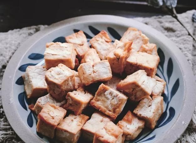 油豆腐的制作过程与配方（自制油豆腐，鲜嫩味美，简单易做）