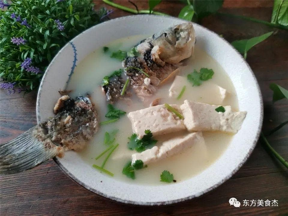 做鲫鱼豆腐汤的小窍门，汤色奶白，鲜美不腥，做的和大厨一样好