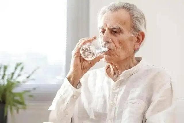 口干是大病的前兆？医生：经常口干的人，或是体内潜藏了4种疾病