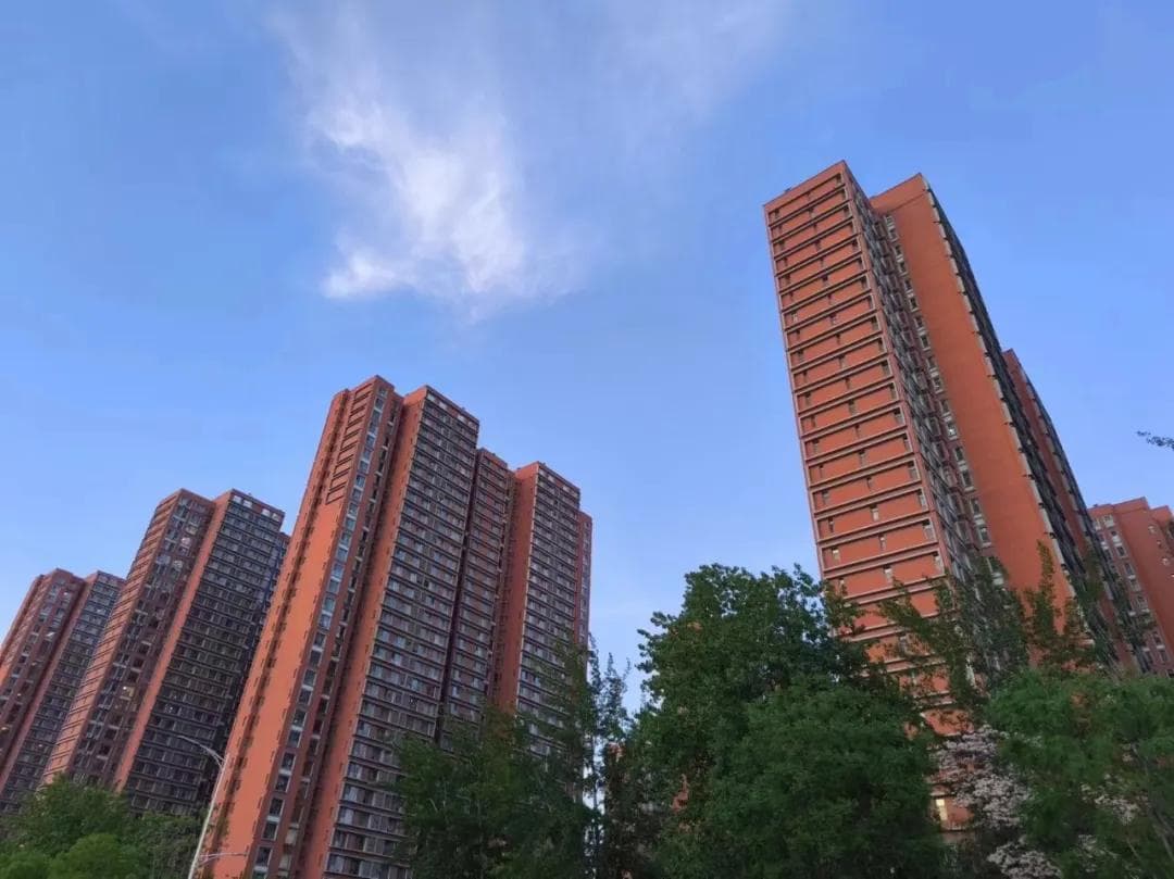 高层建筑外墙脱落致人伤亡，谁该承担法律责任？