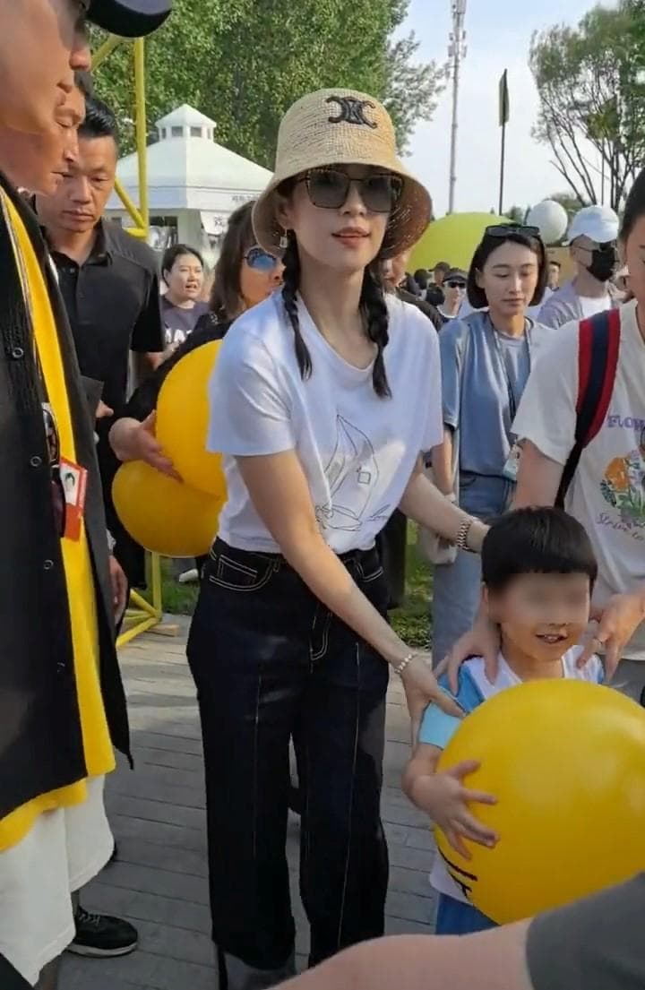 汪峰章子怡离婚后：一个高调官宣新恋情，一个专注事业展风采