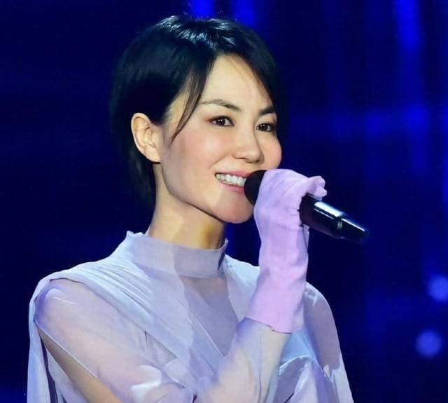 王菲央视春晚泪崩瞬间大揭秘：一首新歌引发的感动与争议