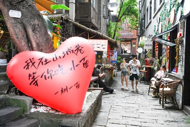 一条老街的前世今生：重庆山城巷的“微更新”之路