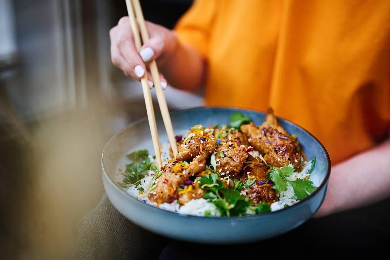 家常中式早点制作指南：葱油饼、糯米鸡卷、小笼包和煎饼果子的做法详解