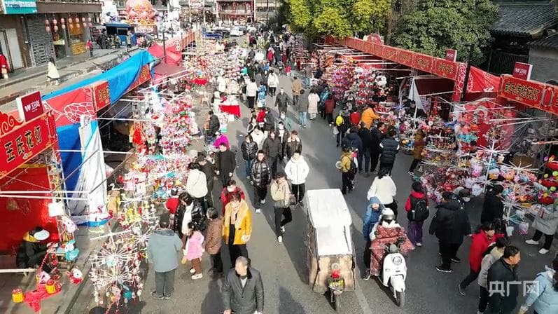 逛灯市、买花灯 灯火年年照金陵