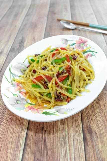 炒土豆丝时，先放醋还是先放丝？大厨教你，又脆又爽口，还不粘锅
