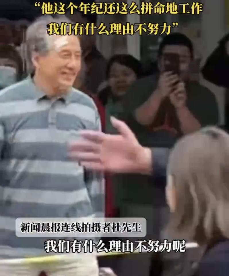 70岁成龙现身武汉片场！网友感叹：这个年纪还这么拼命