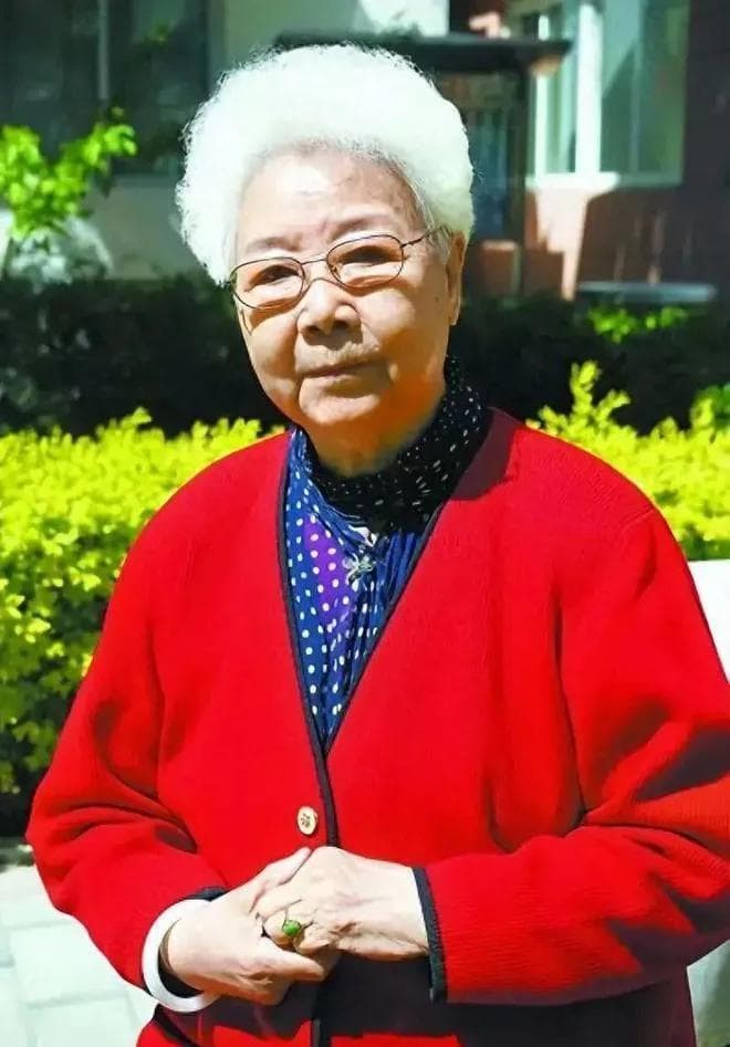 96岁田华获得至高荣誉，家中四人患癌，一生清贫还住着破旧老房子