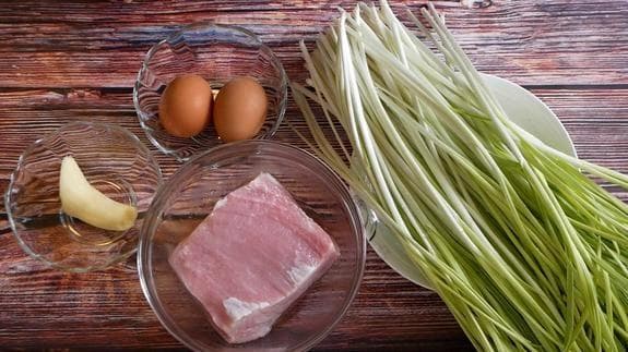 蒜黄肉丝炒蛋：一道简单美味的家常菜