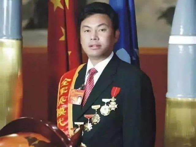 “江南皮革厂倒闭”，老板黄鹤欠下3.5亿，真带小姨子跑路了？