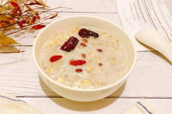 煮制燕麦粥并不复杂，关键在于选材、搭配与煮制过程中的细心照料