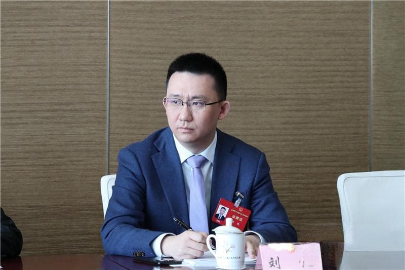张文宏“被带货”还会有下次吗？刘忱代表：鼓励科技企业研发AI防御与鉴伪技术