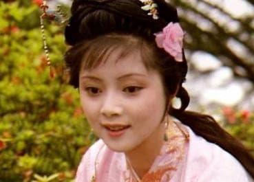 红楼梦中贾宝玉挨打后，林黛玉和薛宝钗的反应截然不同