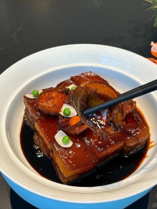 年夜饭必备佳肴：色香味俱佳的鲍鱼红烧肉制作秘诀