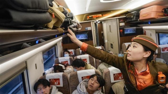 武铁春运一线乘务员：“每个春节，我都和旅客一起过”