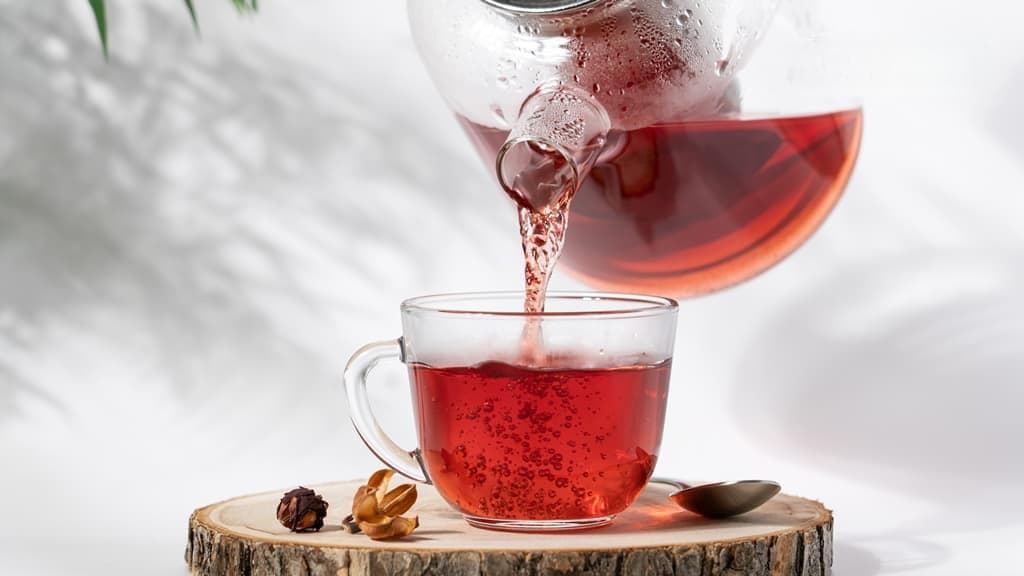 消暑养心：植物治疗师推荐的夏季草本茶配方